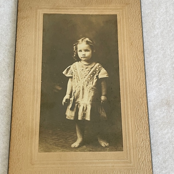Antique Little Girl’s Apron With Photo of Original Owner Wearing It - Picture 4 of 16